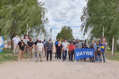 Uatre se declaró en "estado de alerta y movilización" contra Cargill y marchó a la puerta de la planta en la localidad bonaerense de 30 de Agosto. Foto El Agrario