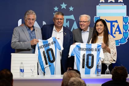 Ubaldo Fillol, Claudio Tapia, Alberto Barbieri y Miriam Mayorga, en un acto de la Universidad de la AFA