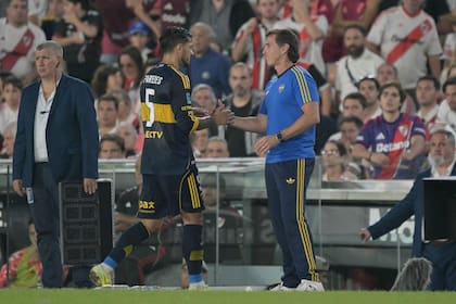 Ubeda saluda a Leandro Paredes, figura del triunfo 1 a 0 en el Monumental y pieza clave de la levantada de Boca.