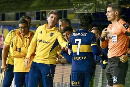 Ubeda saluda a Zeballos, luego de decidir su sustitución en el partido contra Racing; el DT adujo haberlo visto cansado, pero allegados al futbolista niegan que el 7 estuviera corto de energía.