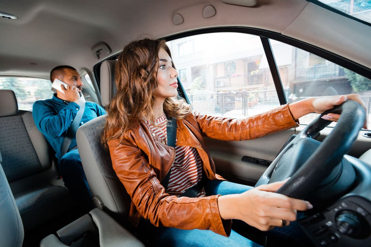 Uber lanzó el programa destinado a que sus conductoras mujeres puedan elegir el género de las personas que se suben a sus autos, pensando en horarios nocturnos y en su seguridad y confianza. En la Argentina la participación laboral de las mujeres en el sector del transporte apenas alcanza el 6% y só