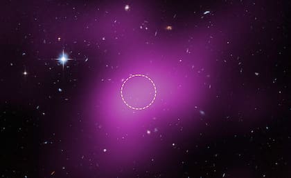 Ubicación de Cloud-9, a unos 14 millones de años luz de la Tierra; la región difusa en magenta corresponde a datos de radio del radiotelescopio VLA, que revelan la presencia de la nube de gas; el círculo punteado señala el máximo de emisión, donde los investigadores buscaron estrellas