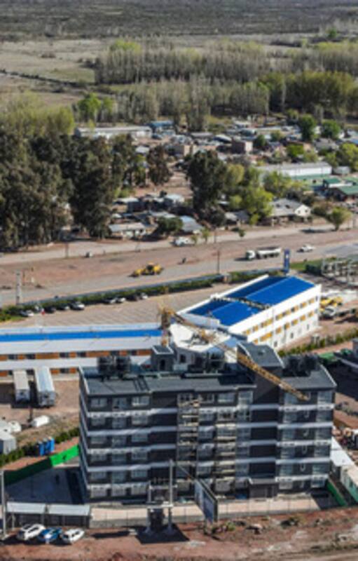 Ubicada a 110 kilómetros de la ciudad de Neuquén, Añelo se convirtió en base para la industria hidrocarburífera