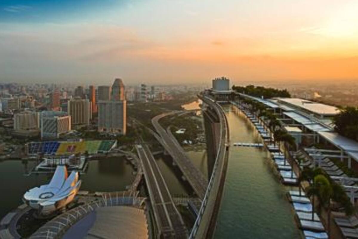 Ubicada a 150 metros de altura, en una de las torres más características de Singapur, se encuentra la pileta más alta del mundo, una maravilla arquitectónica que invita a los turistas que la visitan a nadar con las nubes como horizonte