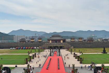 Ubicada a más de 200 kilómetros de Shanghái, entre cerros verdes y plantaciones de maíz, Hengdian tiene pistas de helicópteros y 13 réplicas a escala real de palacios.