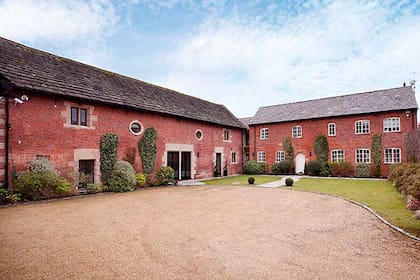 Ubicada en Alderley Edge, el granero remodelado fue el hogar de Victoria y David Beckham desde 2001 a 2005.