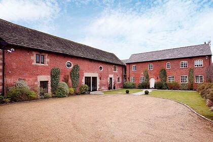 Ubicada en Alderley Edge, el granero remodelado fue el hogar de Victoria y David Beckham desde 2001 a 2005.