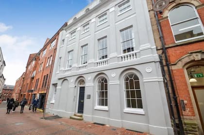 Ubicada en el centro de la ciudad de Nottingham y construida en 1849 por el Consulado de Francia, la casa fue reconvertida en 10 departamentos de lujo (Rightmove)