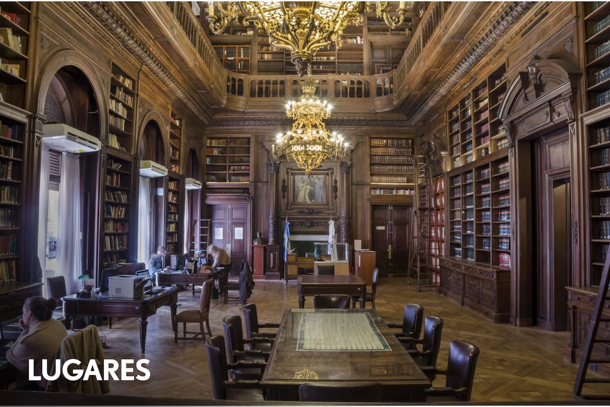 Ubicada en el Palacio Legislativo, la Biblioteca Esteban Echeverría es una de las más lindas de la ciudad y es de acceso público.