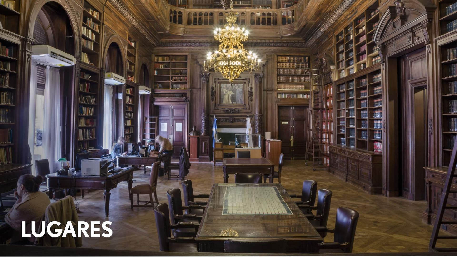 Ubicada en el Palacio Legislativo, la Biblioteca Esteban Echeverría es una de las más lindas de la ciudad y es de acceso público.