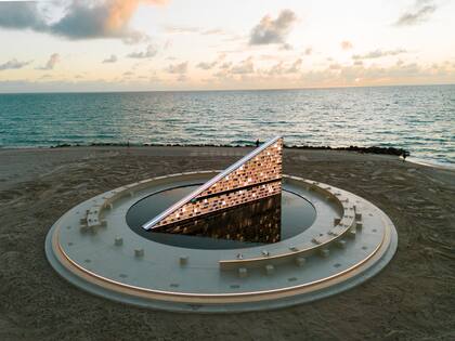 Ubicada en Faena Beach, la puesta en escena es parte de la celebración por los diez años de Faena Art en Miami Beach