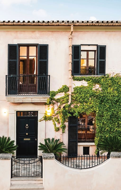 Ubicada en Génova, uno de los más antiguos barrios de Palma, esta casa representa el estilo bohemio y sofisticado que ha catapultado a la más grande de las Baleares como referente del diseño español.