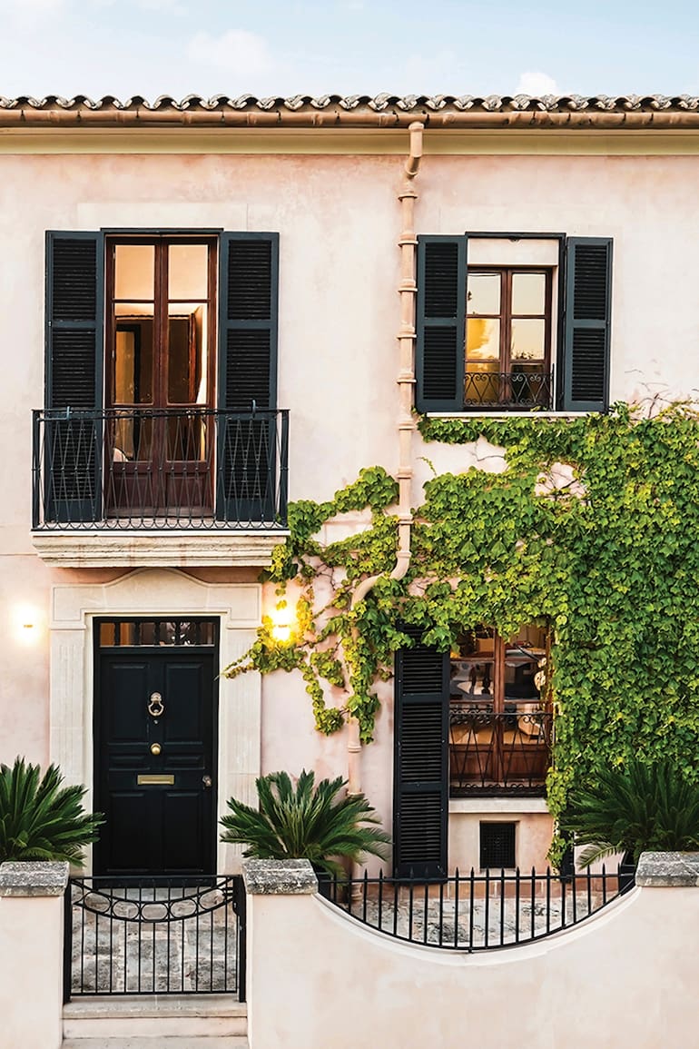 Ubicada en Génova, uno de los más antiguos barrios de Palma, esta casa representa el estilo bohemio y sofisticado que ha catapultado a la más grande de las Baleares como referente del diseño español.