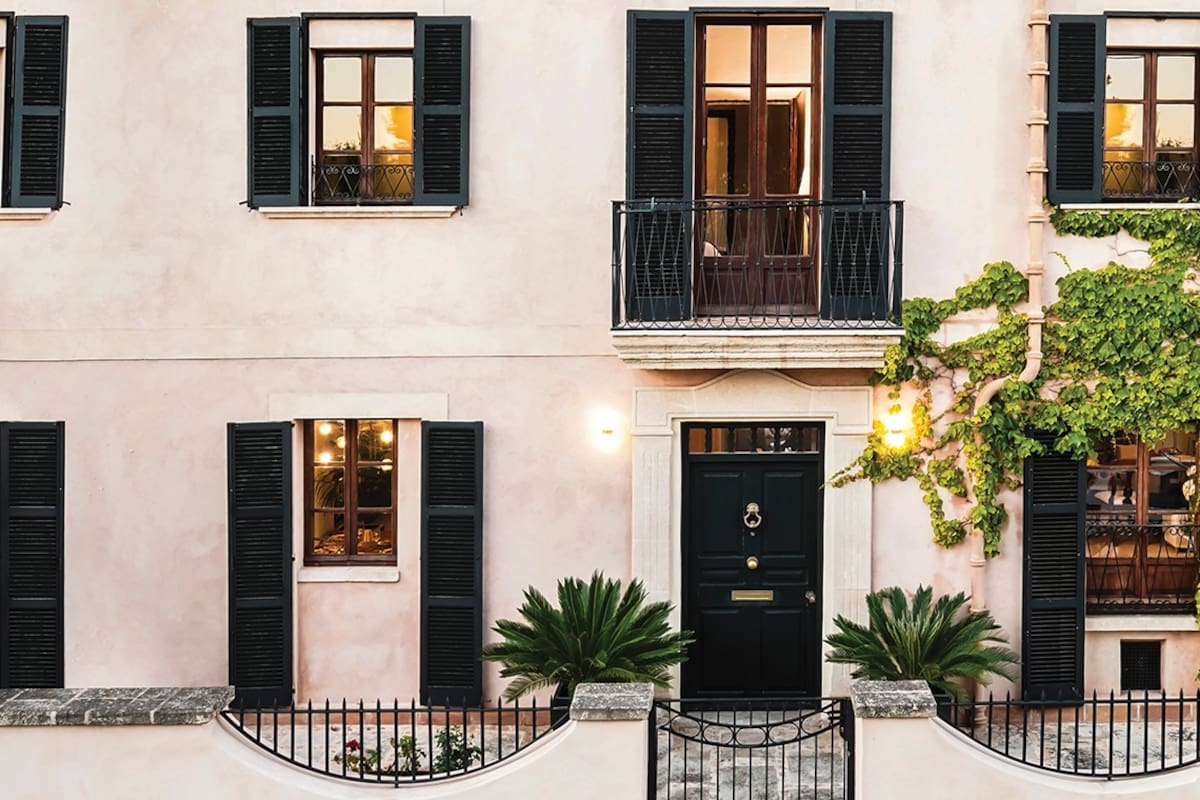 Ubicada en Génova, uno de los más antiguos barrios de Palma, esta casa representa el estilo bohemio y sofisticado que ha catapultado a la más grande de las Baleares como referente del diseño español.