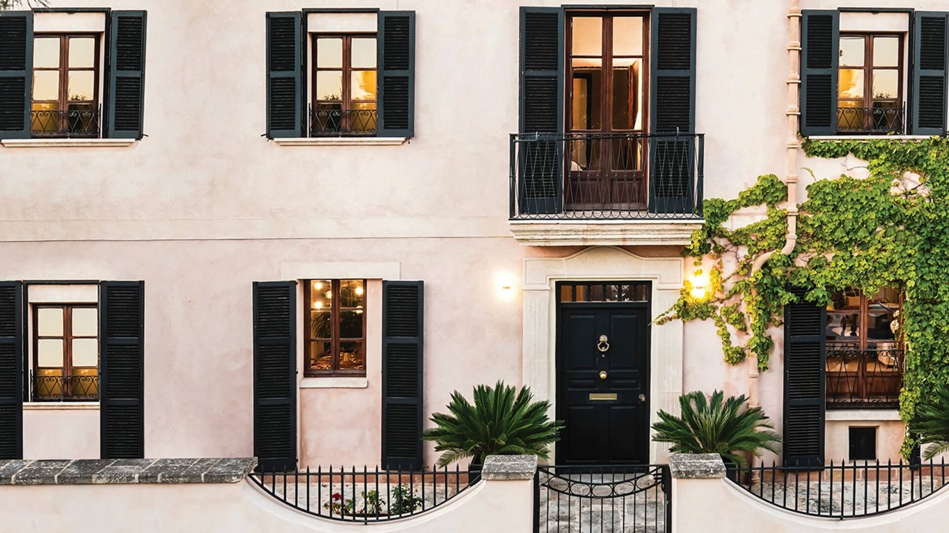 Ubicada en Génova, uno de los más antiguos barrios de Palma, esta casa representa el estilo bohemio y sofisticado que ha catapultado a la más grande de las Baleares como referente del diseño español.