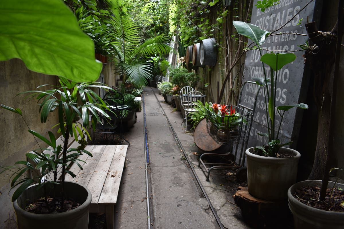 Ubicada en la calle Gorriti, a simple vista confunde y no da pistas; los curiosos se animan a entrar y encuentran en el fondo un local de decoración de interiores