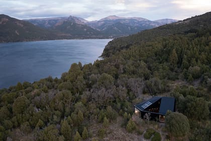 Ubicada en la Fracción 8, la casa ocupa un terreno rodeado de vegetación autóctona con vistas panorámicas al lago Meliquina y a la Cordillera.