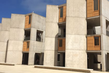 Ubicada en La Jolla, California, la obra de Louis Kahn se centra en un patio central y dos volúmenes que se miran a sí mismos y al mar Pacífico.
