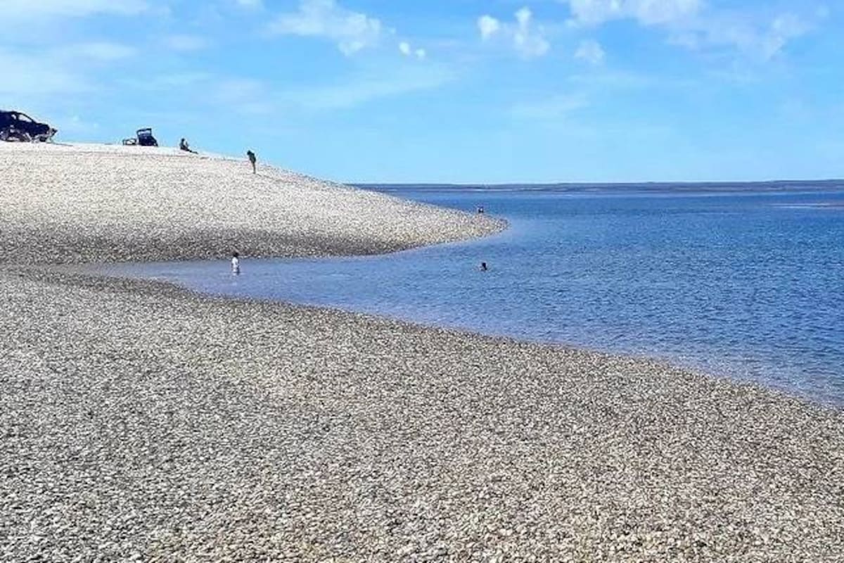 Ubicada en Río Negro, Punta Perdices ofrece una playa calurosa en verano a pesar de encontrarse en la Patagonia