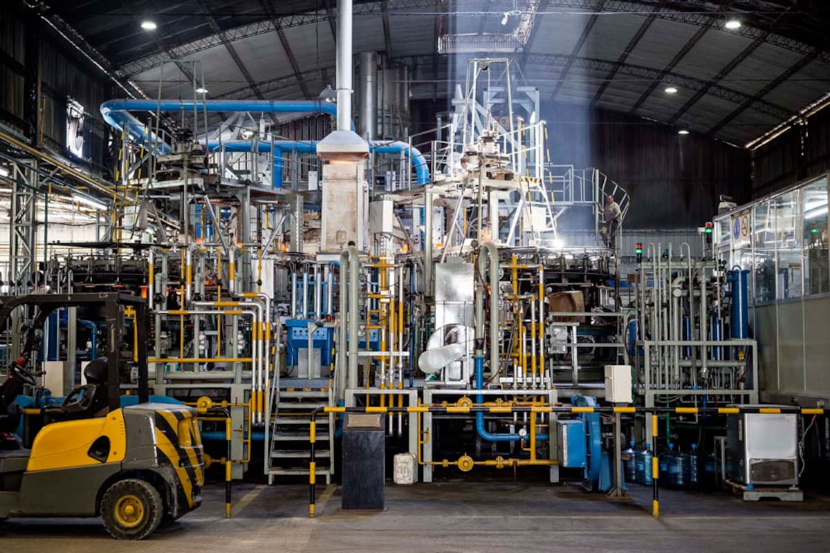 Ubicada en Tortuguitas, la planta no solo fabrica termos de vidrio, sino también de acero