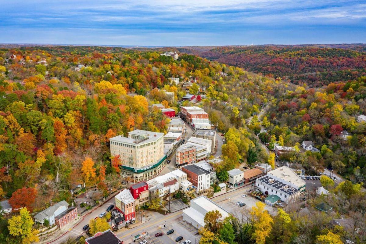 Ubicada entre las onduladas montañas Ozark en Arkansas, Eureka Springs combina su arquitectura victoriana con un ambiente inquietante que atrae a quienes buscan experiencias paranormales (X @Eureka_Springs)