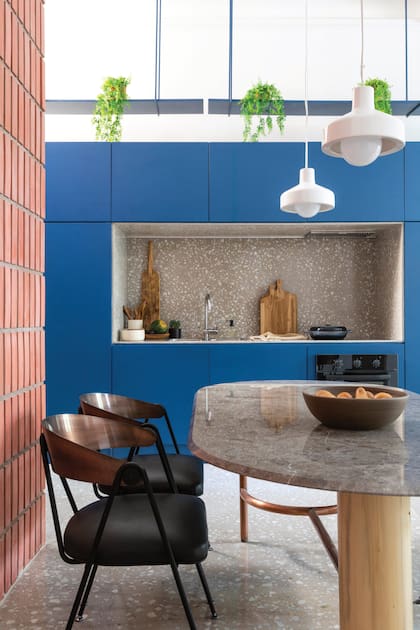 Ubicada justo frente al comedor, esta cocina del Arq. Víctor Della Vecchia es un gran ejemplo de una tendencia que cada vez se ve más.