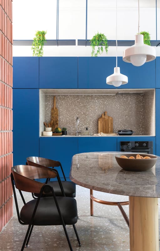 Ubicada justo frente al comedor, esta cocina del Arq. Víctor Della Vecchia es un gran ejemplo de una tendencia que cada vez se ve más.