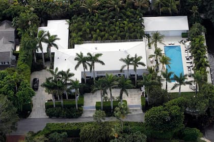 Ubicada sobre El Brillo Way, la mansión es propiedad de una firma vinculada al financista fallecido denunciado por delitos sexuales