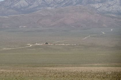 Ubicado a 200 kilómetros de la ciudad de Las Vegas, el terreno es la única propiedad que limita con la misteriosa Área 51, la base militar norteamericana más conocida en el mundo por las historias de naves extraterrestres y supuestos trabajos secretos con tecnología de otros mundos