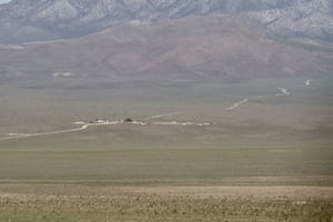 Ubicado a 200 kilómetros de Las Vegas, es la única vivienda que limita con la misteriosa Área 51, la base militar norteamericana más conocida en el mundo por las historias de naves extraterrestres
