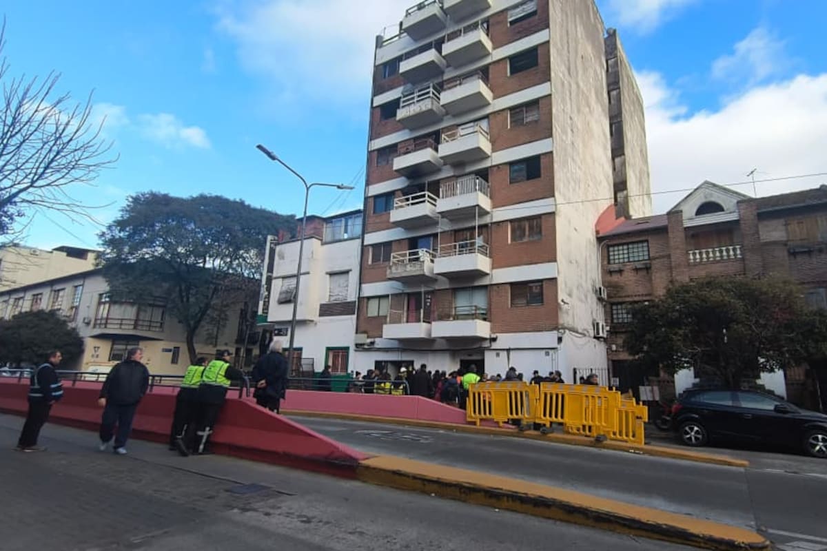 Ubicado a una cuadra de la estación Núñez del tren Mitre, el dueño adquirió el edificio cuando faltaba poco para terminar su construcción, pero un día no pudo volver a entrar.