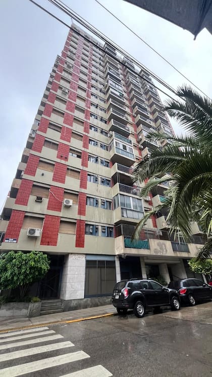 Ubicado en el sexto piso, este monoambiente en La Boca cuenta con balcón, cocina independiente y baño