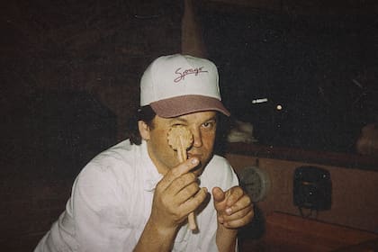 Ubicado en el Sunset Strip de West Hollywood, Spago fue un éxito instantáneo y un fenómeno gastronómico. Sus primeros platos de autor, como las pizzas gourmet con salmón ahumado y caviar, o el cordero Sonoma con verduras estofadas y romero, colocaron a Wolfgang y a Spago en el mapa de la cocina gourmet internacional.