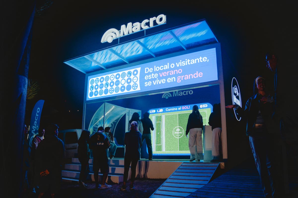 Ubicado en la Av. Bunge 250, el stand temático de fútbol funciona como punto de encuentro para turistas y residentes, que pueden pasar a jugar y participar por premios y beneficios.