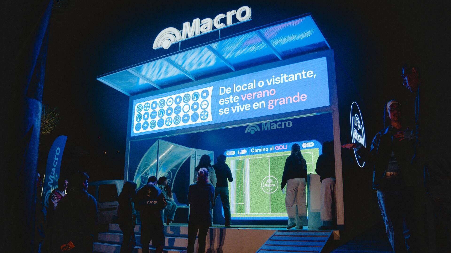 Ubicado en la Av. Bunge 250, el stand temático de fútbol funciona como punto de encuentro para turistas y residentes, que pueden pasar a jugar y participar por premios y beneficios.