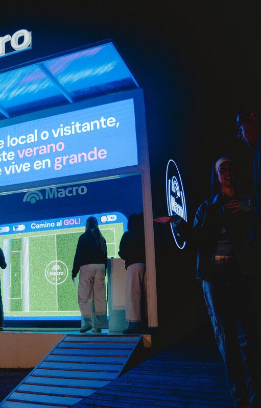 Ubicado en la Av. Bunge 250, el stand temático de fútbol funciona como punto de encuentro para turistas y residentes, que pueden pasar a jugar y participar por premios y beneficios.
