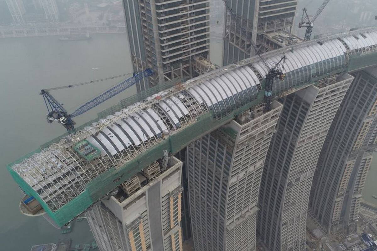 Ubicado en la ciudad de Chongqing, la estructura de 300 metros de vidrio y acero es conocida como The Crystal, y está ubicada a 260 metros de altura