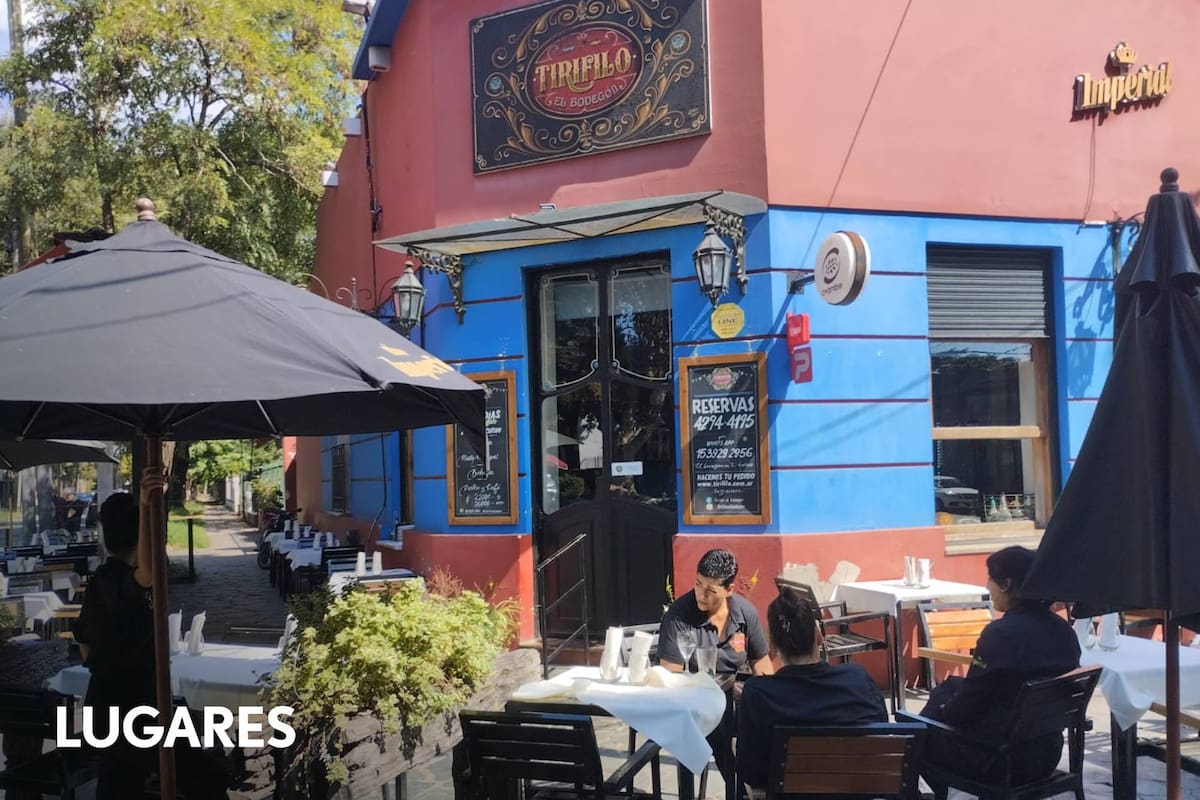 Ubicado en la esquina de Almirante Cordero y Spiro, a la sombra de plátanos centenarios, sus mesas en la vereda son las más codiciadas