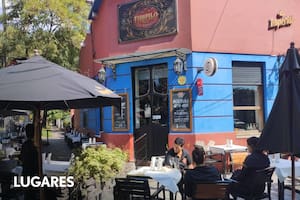 Ubicado en la esquina de Almirante Cordero y Spiro, a la sombra de plátanos centenarios, sus mesas en la vereda son las más codiciadas