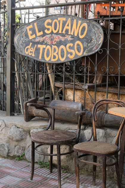 Ubicado en la esquina de Caraffa y Rivadavia, este particular negocio tiene treinta años de tradición