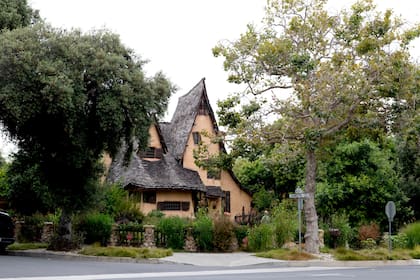 Ubicado en la esquina de Walden Drive y Carmelita Avenue, es conocido por su diseño extravagante e intencionalmente en ruinas.