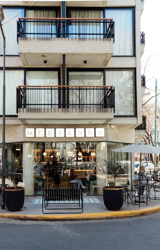 Ubicado en la planta baja de un moderno edificio, el café remite al diseño y sabores de antaño