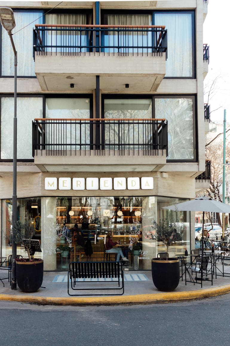 Ubicado en la planta baja de un moderno edificio, el café remite al diseño y sabores de antaño