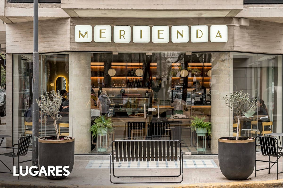 Ubicado en la planta baja de un moderno edificio, el café remite al diseño y sabores de antaño