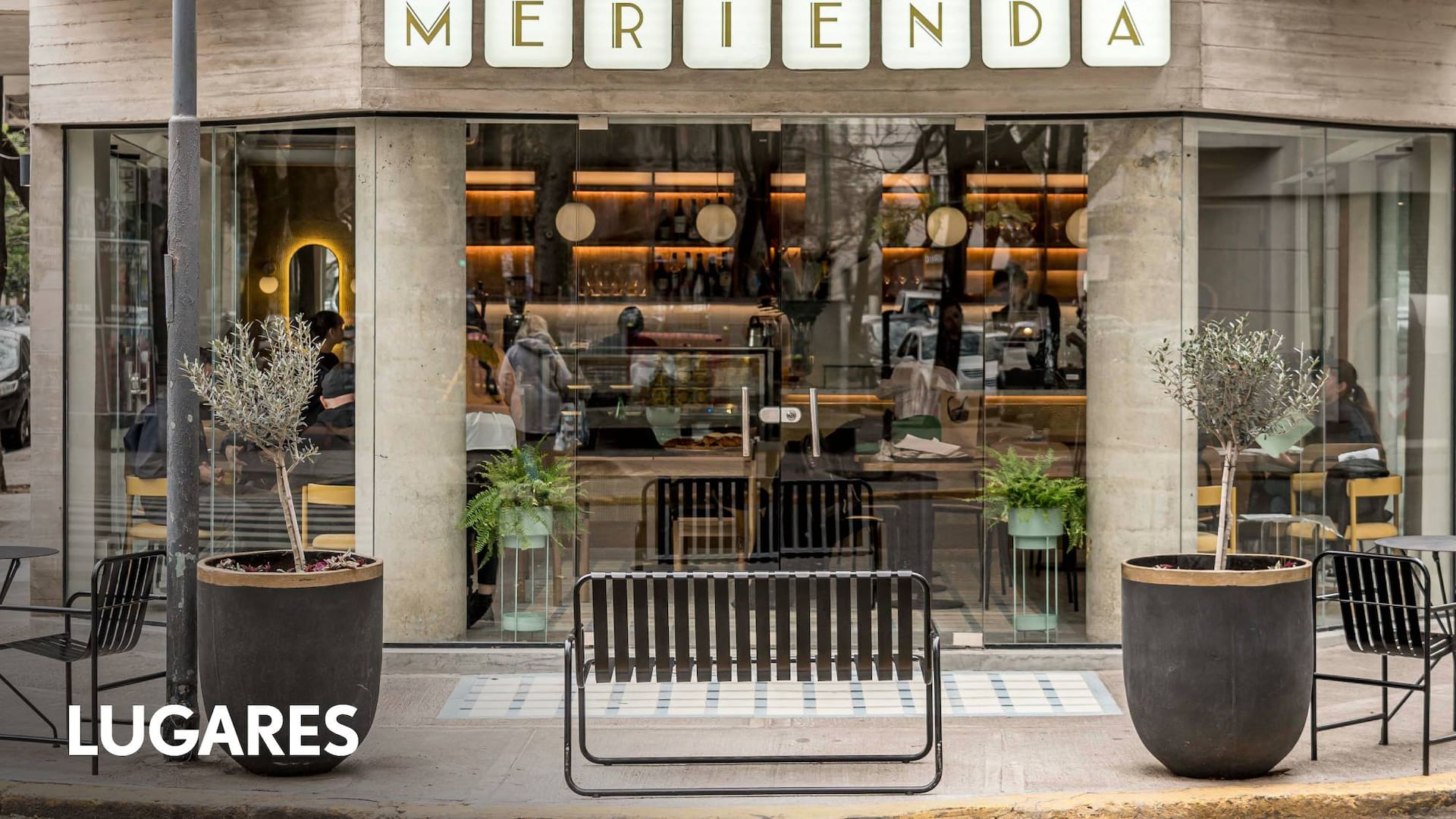 Ubicado en la planta baja de un moderno edificio, el café remite al diseño y sabores de antaño