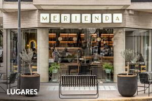 Ubicado en la planta baja de un moderno edificio, el café remite al diseño y sabores de antaño