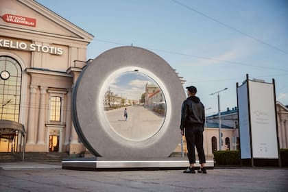 Ubicado en la plaza principal de Vilna, la capital de Lituania, el sistema conecta visualmente los elementos que se encuentran delante suyo con otro portal construido en la ciudad polaca de Lublin