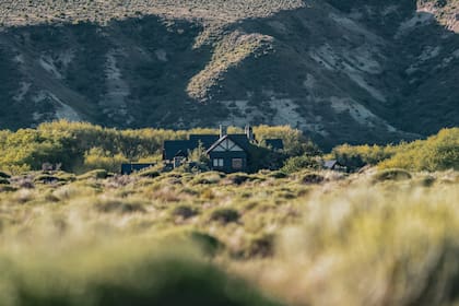 Ubicado en medio de la naturaleza, el Lodge propone una experiencia íntima y personalizada que combina confort y vida al aire libre.