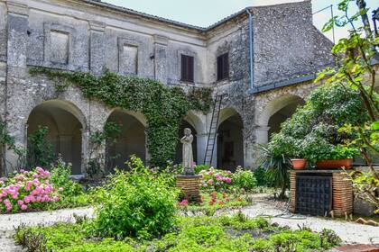 Ubicado en Siena, Italia, este convento de la orden de las Clarisas fue restaurado para refuncionalizarlo como hotel y hoy se encuentra a la venta.