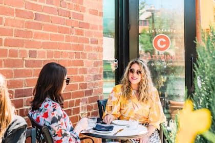 Ubicado en un histórico distrito de Fort Worth, Caterina’s combina tradición y gastronomía en un ambiente libre de tecnología